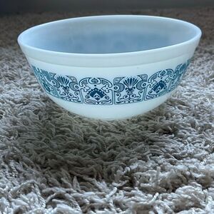 Vintage Rare Pyrex 2.5 Quart Turquoise Blue Mixing Bowl White and Blue